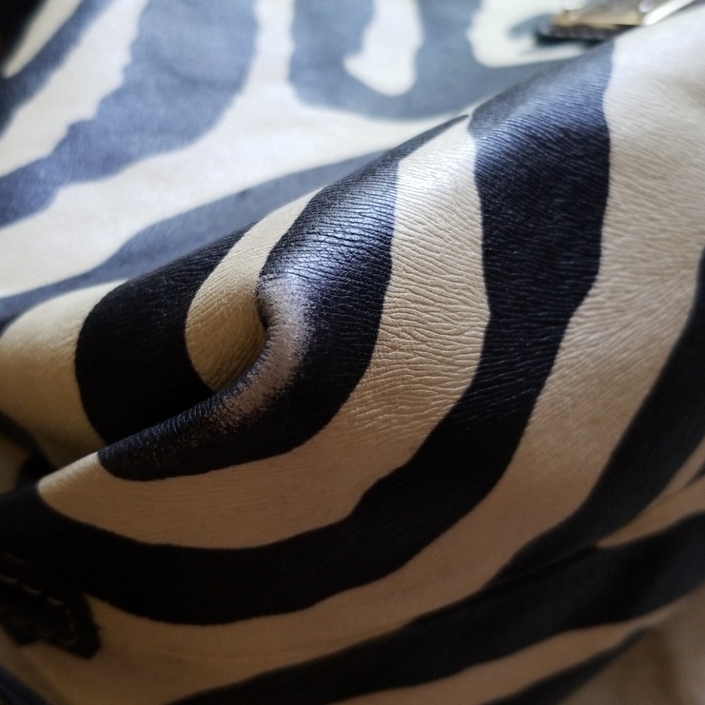 👜HP🌹Golden Dooney and Bourke zebra print handbag - Picture 8 of 8